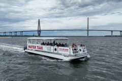 El Charleston Water Taxi utiliza mucho sus motores fueraborda