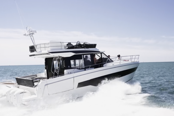 Merry Fisher 1295 Fly, prueba en el mar de un flyboat de 40 pies con 900 caballos de potencia