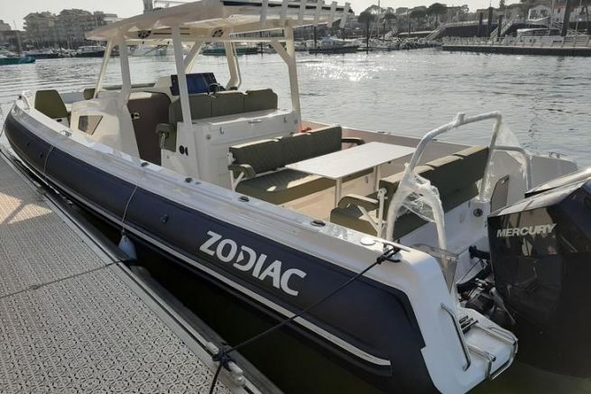 Disposicin de la cubierta de la Zodiac X10CC: mucho espacio y modularidad para una unidad de 10 m