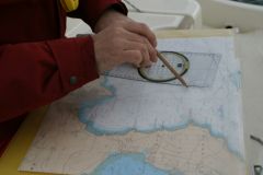 Preparación de la licencia para navegar en alta mar: equipo esencial para futuros navegantes