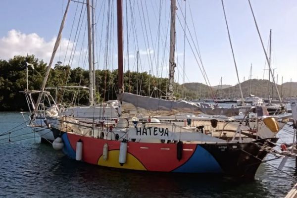 Preparndose para una travesa transatlntica en Hateya, un cter de acero urico