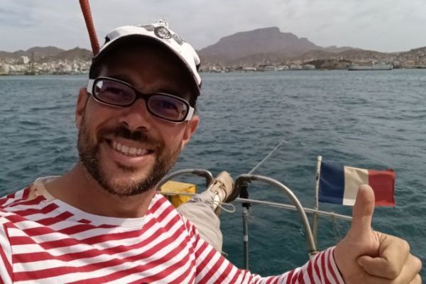 Informe sobre una travesa transatlntica de 21 das a bordo del Hateya, un cter con goleta de acero