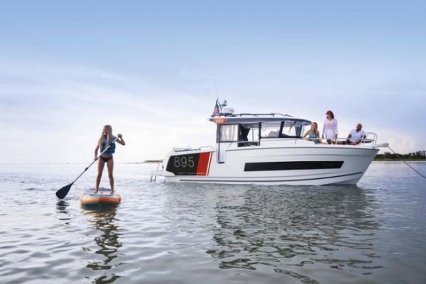Distribución y plano de cubierta del Merry Fisher 895: modularidad y acceso, del muelle al fondeadero