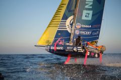 Benoit Marie sigue al frente de la carrera a pesar de los daños