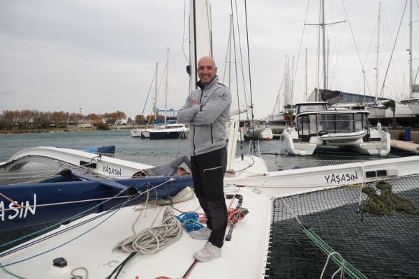 Damien Seguin a bordo de Yasasin, ex-Fujicolor II