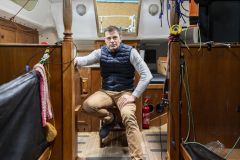 Damien Guillou en el descenso de su Rustler 36