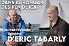 Una barcaza anfibia en la playa de Curnic en Guisseny