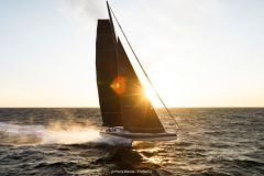 A toda máquina al atardecer para Thomas Ruyant y su nuevo IMOCA