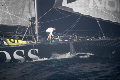 Alex Thomson, tras encallar cuando iba en cabeza