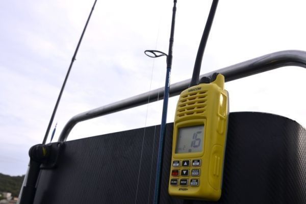 Llevar una radio VHF a una salida de pesca