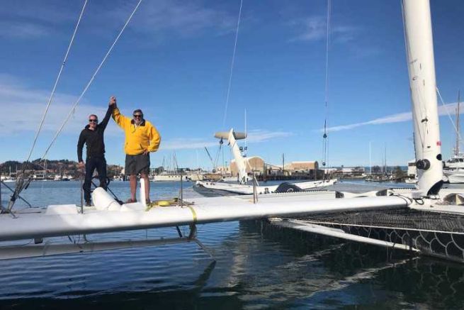 Chris Welsh (de amarillo) a la llegada de l'Hydroptère a California