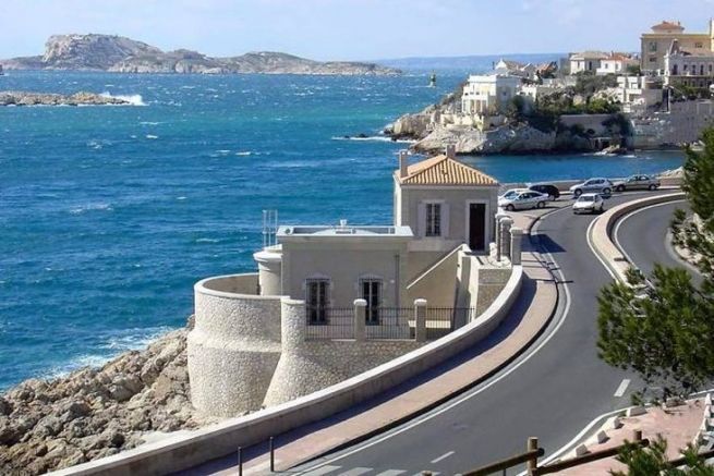 El edificio que alberga el maregrafo de Marsella en la cornisa