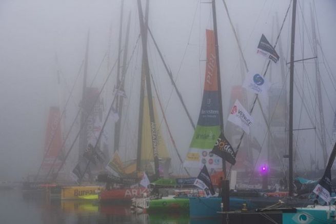 Los barcos en la salida de la Vende Globe 2020 entre la niebla