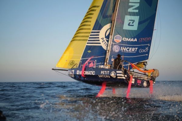 Benoit Marie sigue al frente de la carrera a pesar de los daños