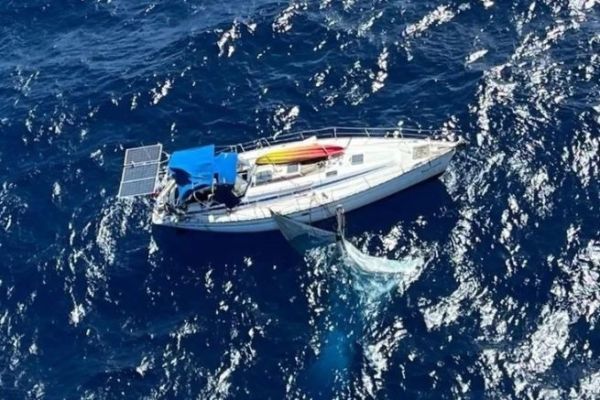 El Namasté, un Bavaria 42, ha perdido el mástil frente a las costas de Montserrat