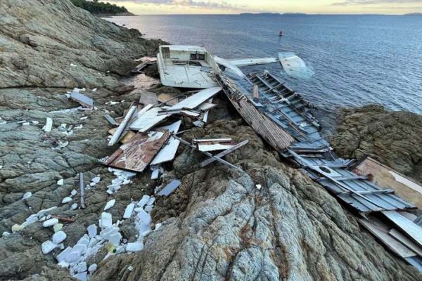 Los restos de este viejo yate hab�an destruido cerca de 200 m� de posidonia