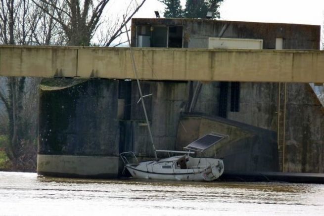 El velero bloqueado frente a la presa