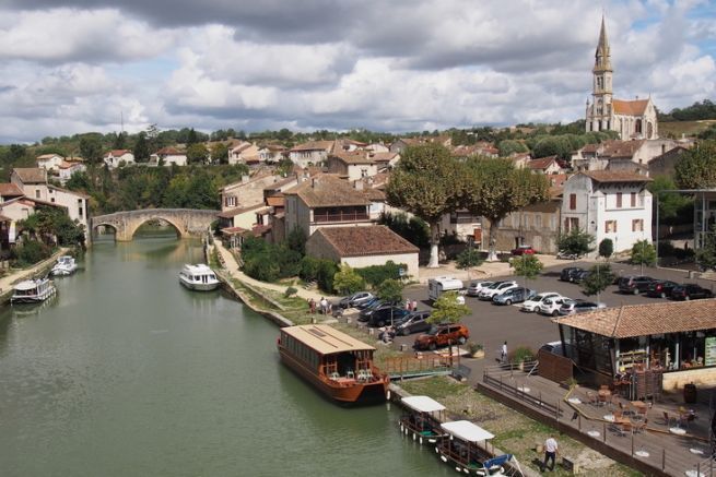 Un puerto fluvial muy bonito!