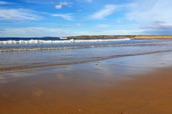 Anclaje en una de las playas de la isla de Achill, Irlanda