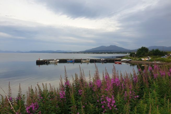 Muelle viejo de Broadford con marea alta en la isla de Skye, Escocia