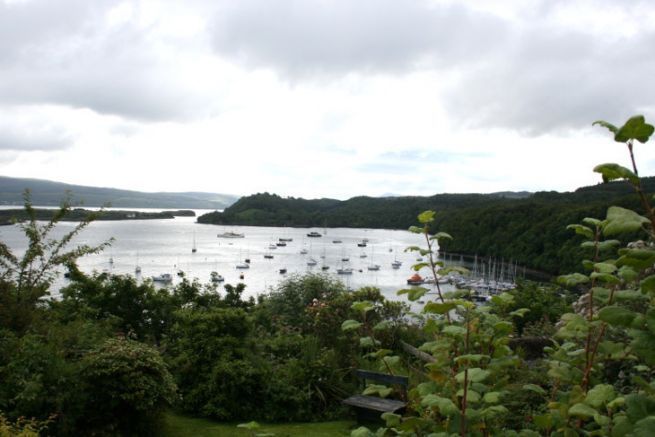 Puerto deportivo y baha de Tobermory vistos desde la colina, Isla de Mull, Escocia