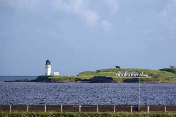 Faro de Arnish en el puerto de Stornoway, Isla de Lewis en las Hbridas escocesas