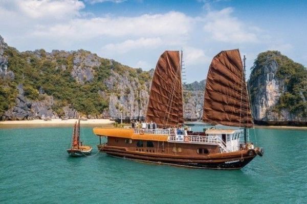 El junco Parfum d'Automne en la baha de Halong