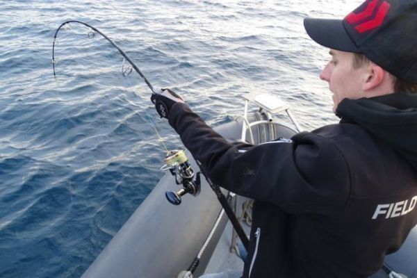 Obtener la licencia de pesca en alta mar para pescar más lejos y capturas más grandes