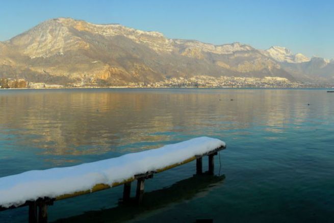 El lago de Annecy, bajo la nieve