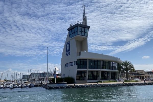 Smbolo de Port Camargue, la capitana del puerto con los colores de Kito de Pavant