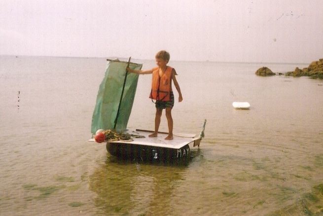 Una balsa hecha al 100 % con materiales reciclados, que es el origen de mi primer recuerdo del mar