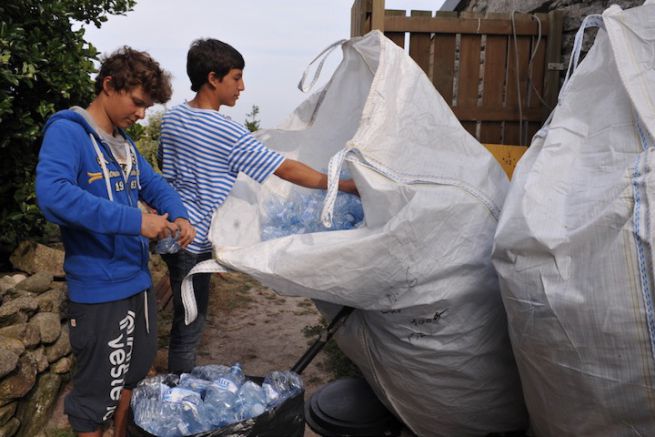 Reciclaje de botellas de plstico en Glnans