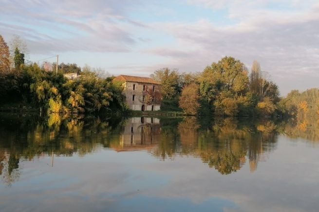 El aval del ro Lot, un ro tranquilo en el suroeste de Francia