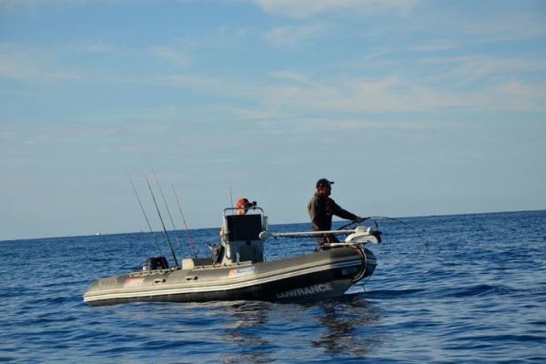Pescar en el mar con una embarcaci�n semirr�gida