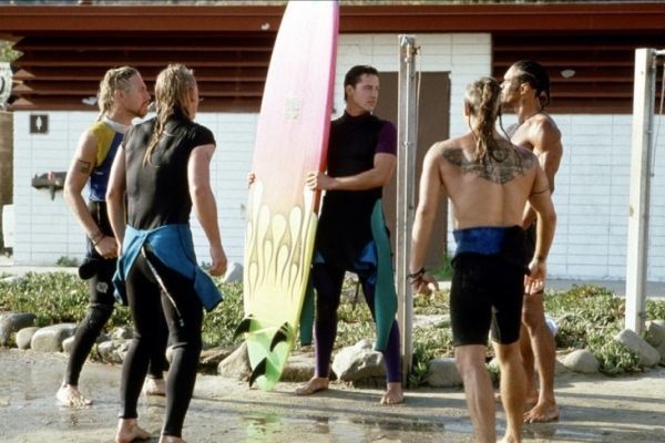 Keanu Reeves se enfrenta a los lugareos en la pelcula de culto Point Break